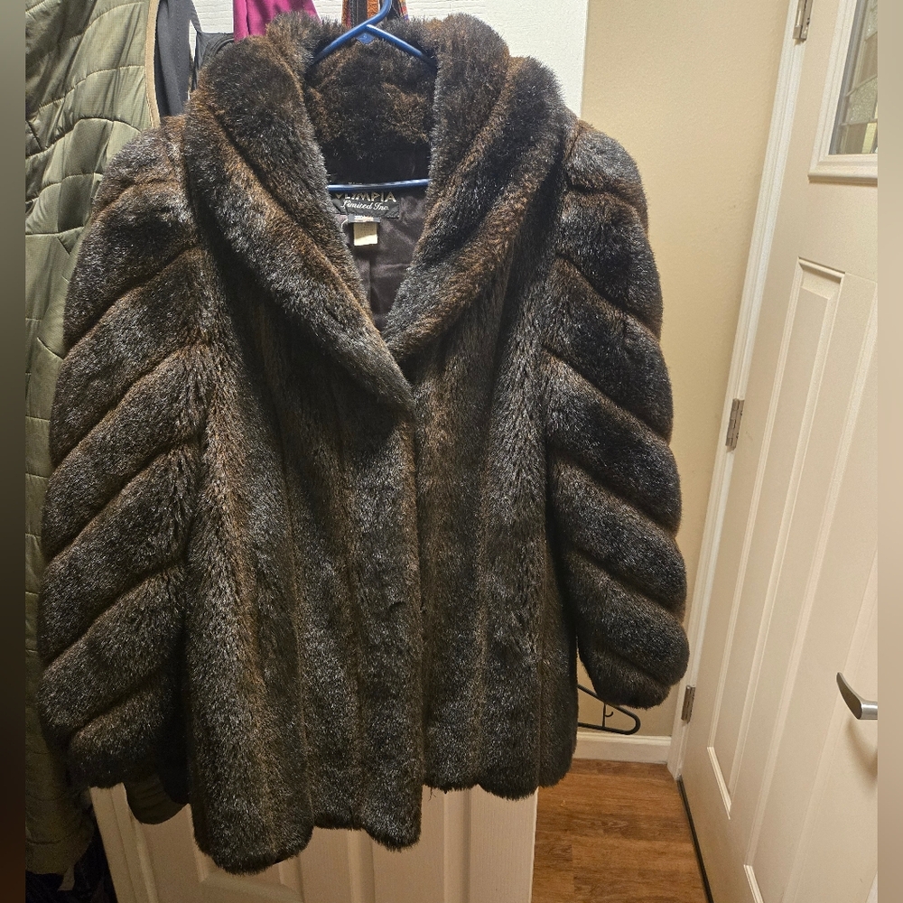 Vintage Luxurious Dark Brown Faux Fur Jacket Size: SMALL